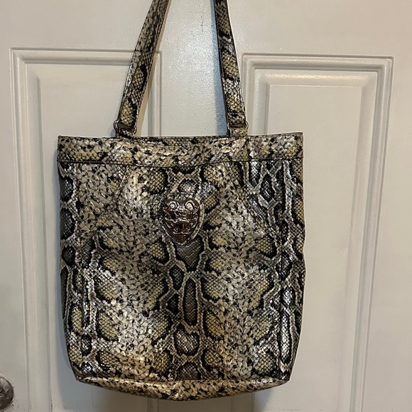 Kathy Van Zeeland Handbags - Kathy Van Zeeland Black and Cream Snake Print Tote